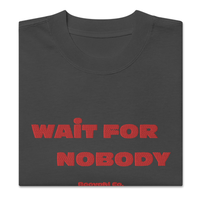 Camiseta oversize bordada WAIT FOR NOBODY negra